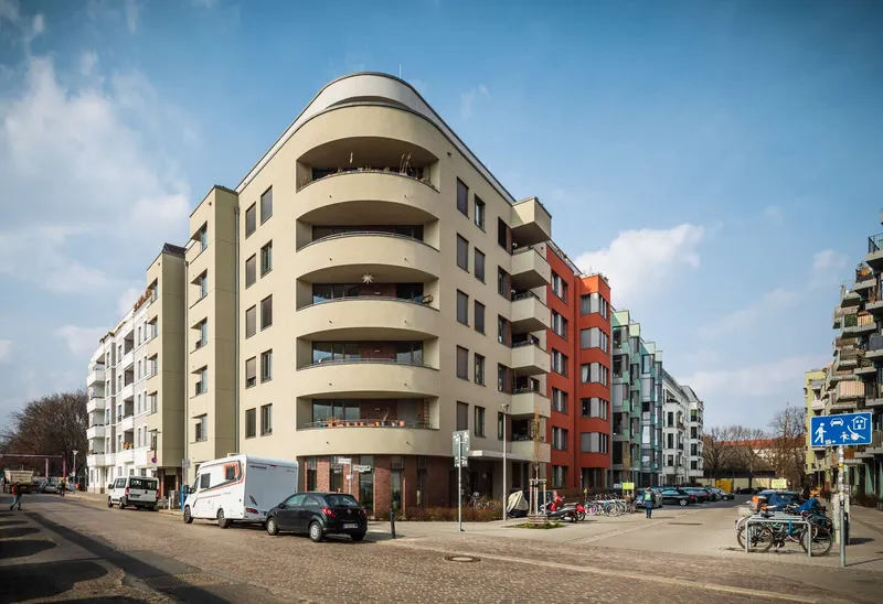 VISAVIS - Hochwertige 4-Zimmerwohnung mit EBK, Fußbodenheizung, Balkon zum Hofgarten — photo 1